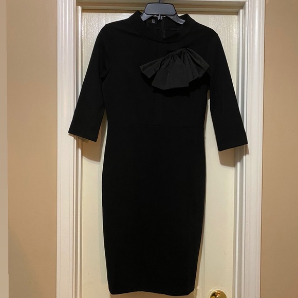 Dresses & Skirts - Black body contouring dress with bow